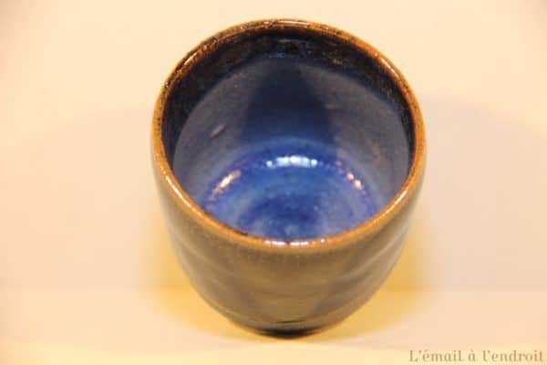 tasse marron bleu