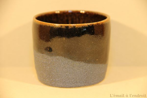 tasse marron bleu