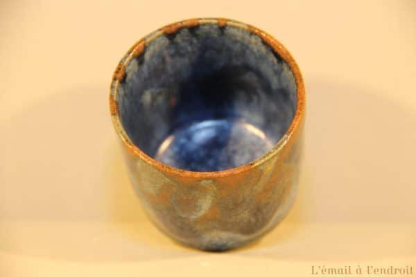 tasse marron bleu