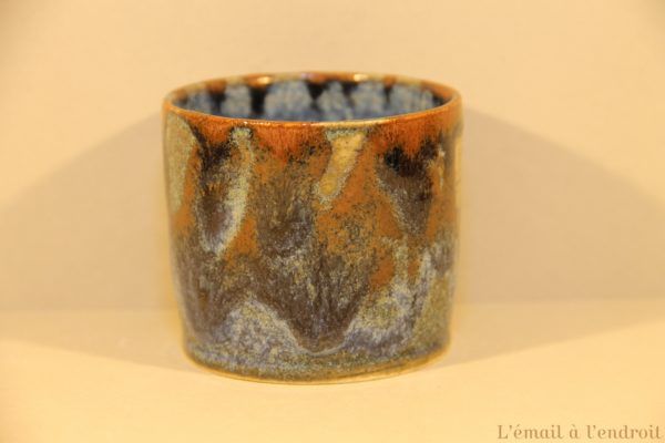 tasse marron bleu