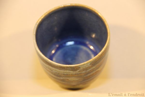 tasse marron bleu
