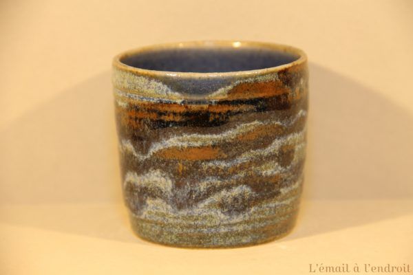 tasse marron bleu