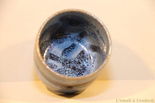 tasse marron bleu