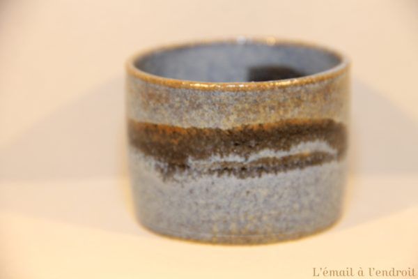 tasse marron bleu