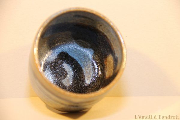 tasse marron bleu