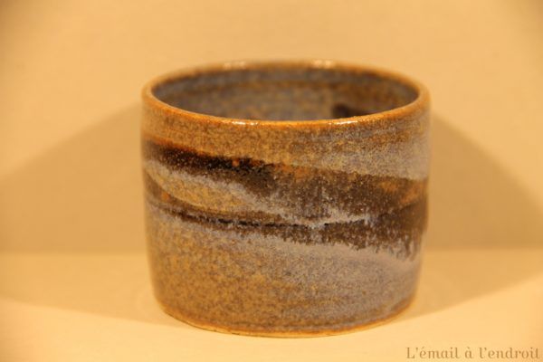 tasse marron bleu