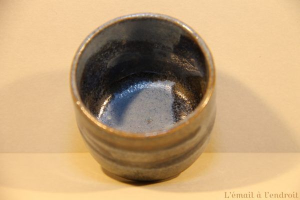 tasse marron bleu