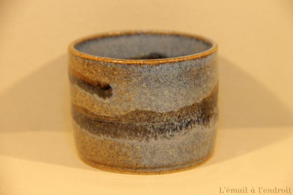 tasse marron bleu