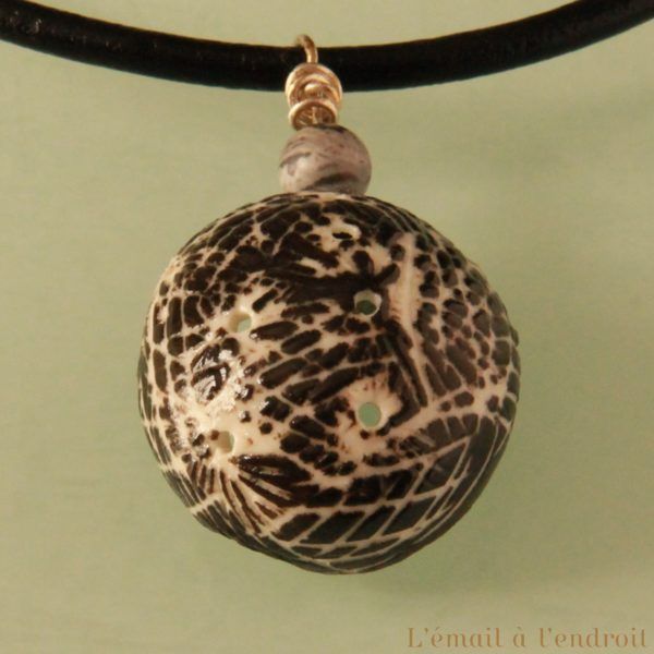 pendentif marron