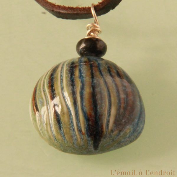 pendentif marron bleu sable