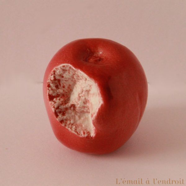 pomme croquée rouge