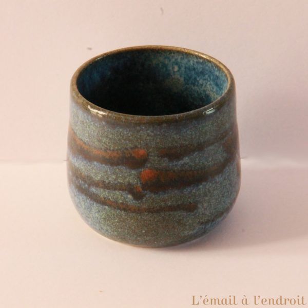 tasse marron bleu