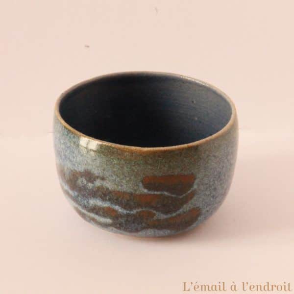 tasse marron bleu