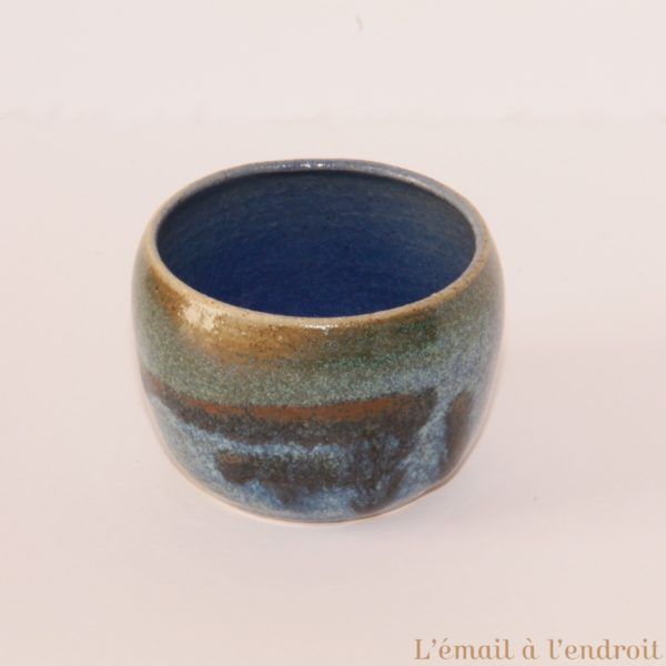 tasse marron bleu