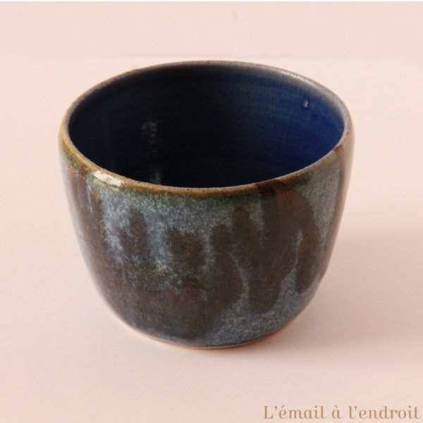 tasse marron bleu