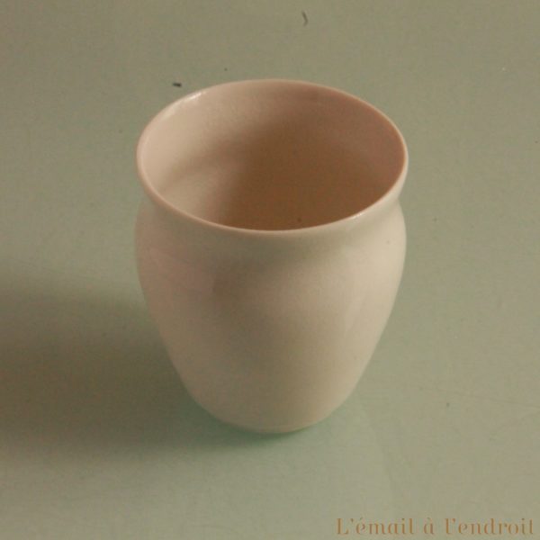 tasse blanche en porcelaine