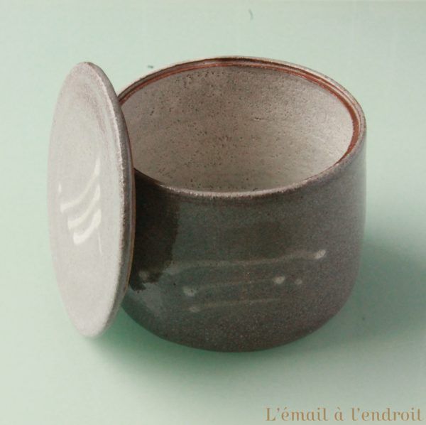 pot en grès gris beige