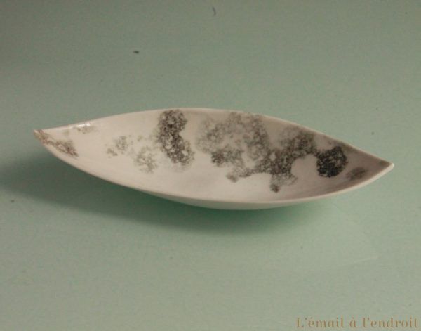 Plat design en porcelaine